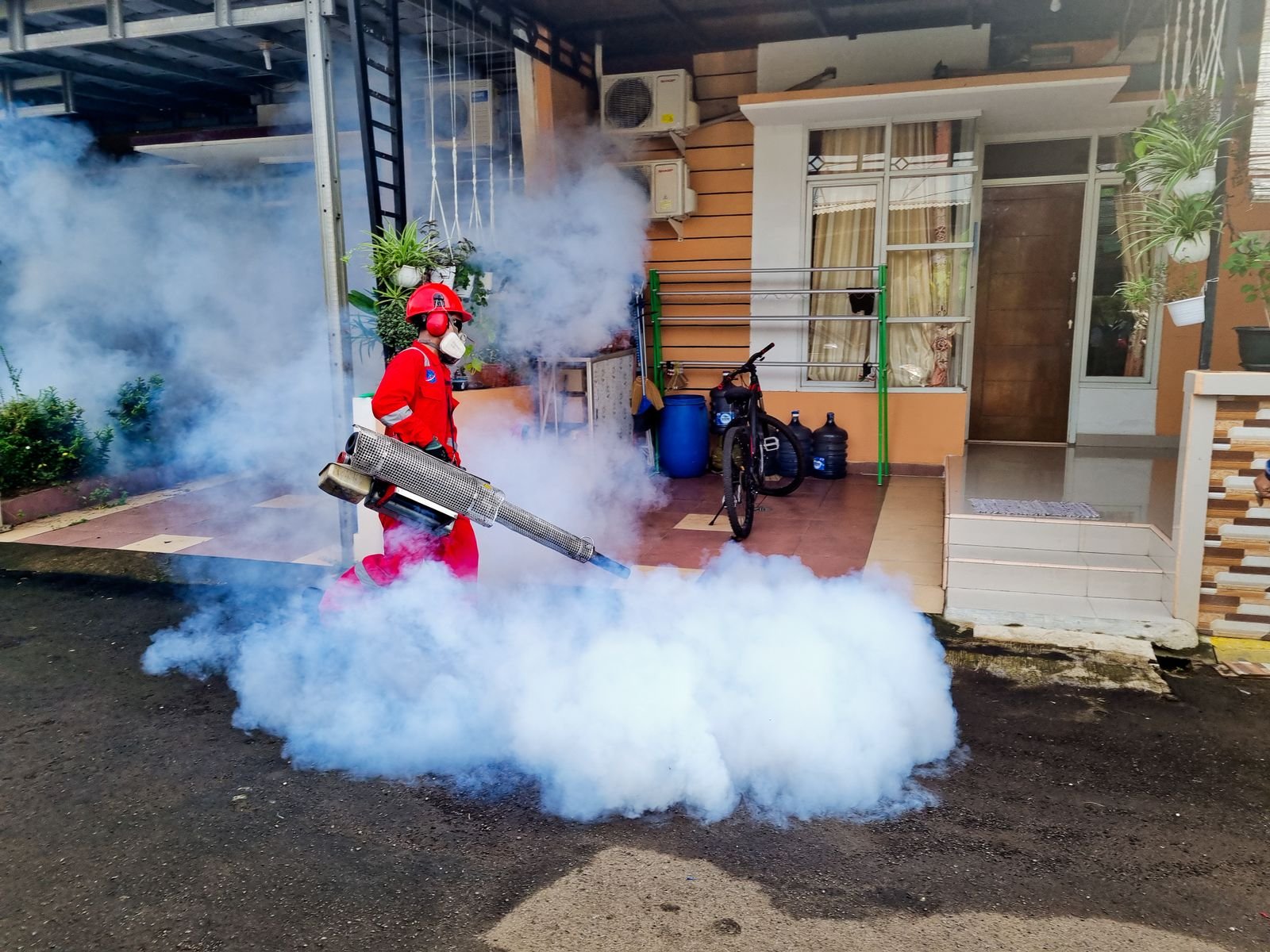 Portland bed bug treatment technician treating a home